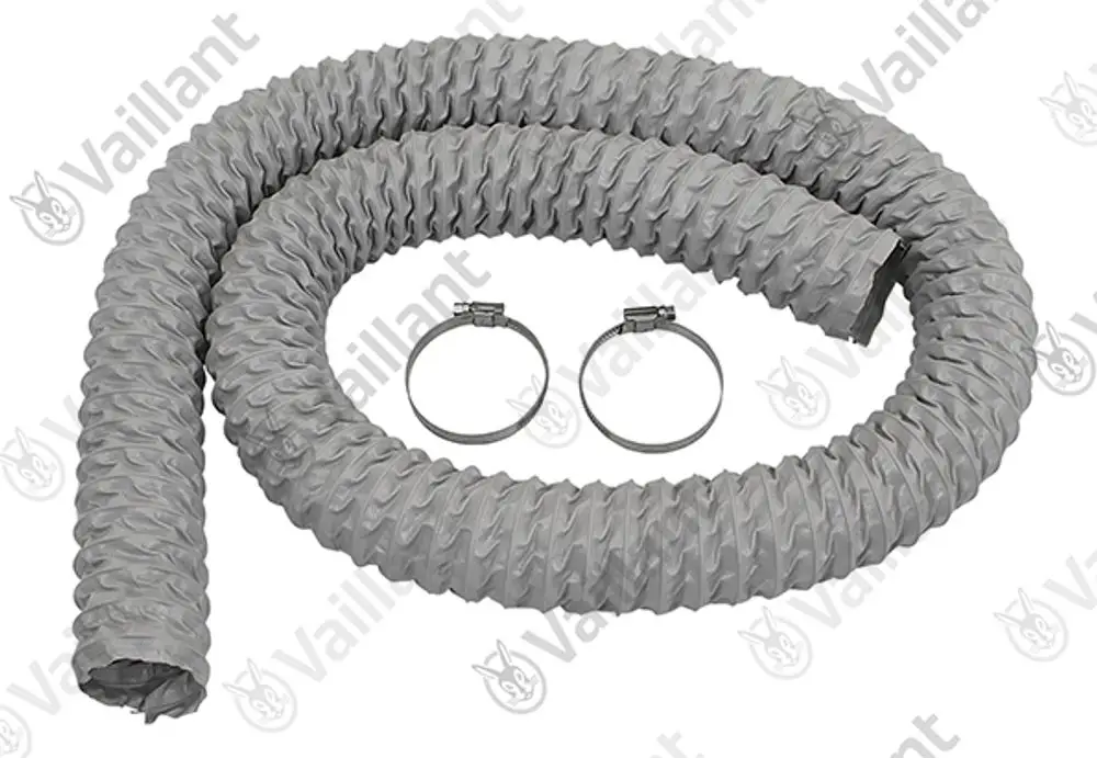Graues, flexibles Frischluftrohr von Vaillant, gewellt und in Schleifenform gelegt, daneben zwei Aufhängeschnallen aus Metall.